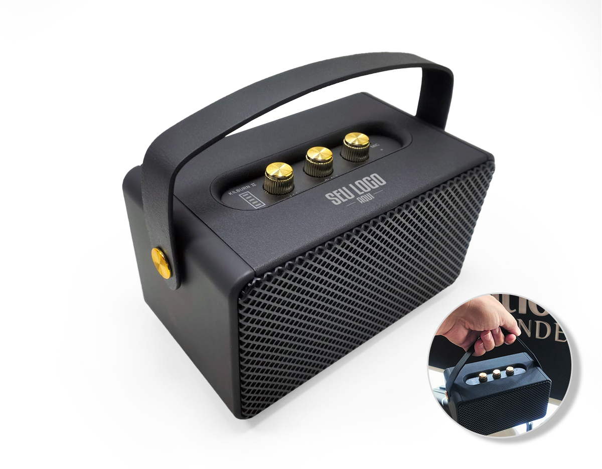 Design retrô e potência sonora! Caixa de som multimídia com tecnologia TWS. Feita em plástico resistente com classificação IPX4, esta caixa de som oferece conectividade bluetooth, rádio FM, suporte para cartão TF (MicroSD) e pen drive. Equipada com a tecnologia TWS para sincronização de duas caixas em uma, prepare-se para uma experiência sonora imersiva e potente. Com alça para transporte e pés antideslizantes, seu design versátil facilita o transporte e a transforma também em uma charmosa peça decorativa.
