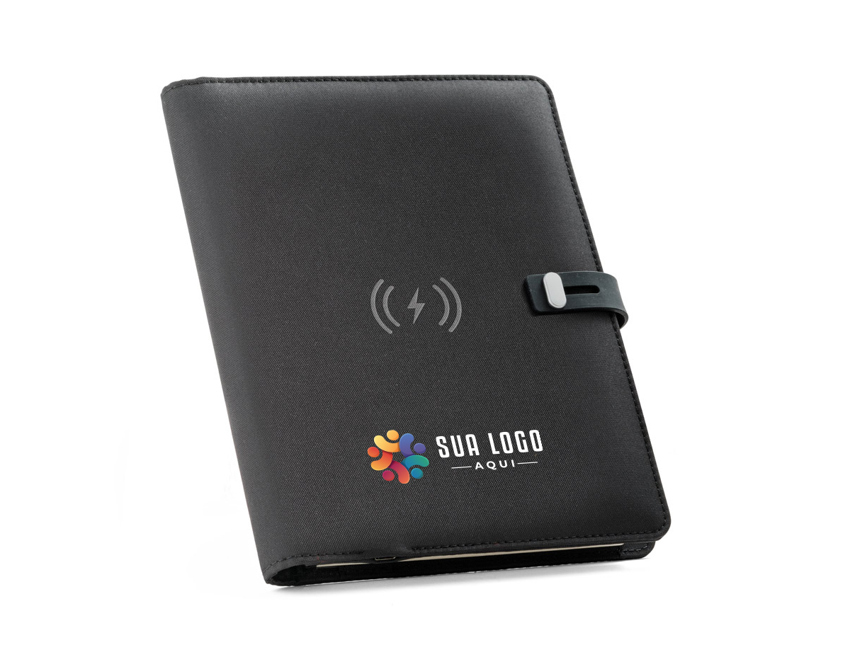 Pasta A5 em 300D poliéster reciclado (100% rPET) com carregador wireless embutido. A bateria tem capacidade para 5.000 mAh, potência de 10W, entrada/saída 5V/2.1A e cabo USB tipo C para carregar a bateria. A pasta contém no seu interior um bolso para smartphone até 6.5'', três espaços para cartões, quatro luzes LED, botão on/off, suportes para esferográfica (não inclusa), celular e cabo USB, um bloco de notas com capa em cartão preto e 64 folhas pautadas de cor marfim, em papel proveniente de gestão florestal sustentável. Na frente existe ainda uma impressão oval em preto para indicar a área de carga do wireless. Fornecido em caixa presente. 165 x 225 x 25 mm