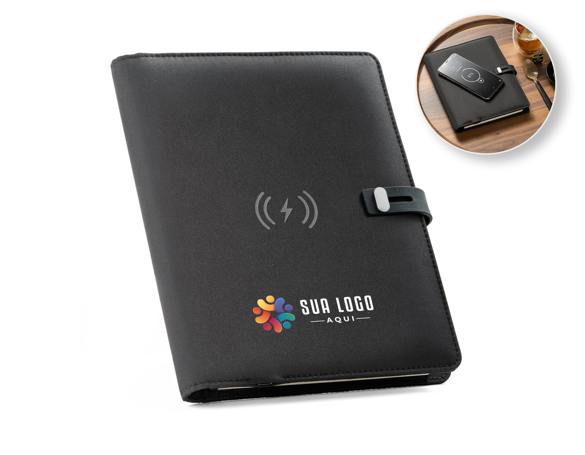 Pasta A5 em 300D poliéster reciclado (100% rPET) com carregador wireless embutido. A bateria tem capacidade para 5.000 mAh, potência de 10W, entrada/saída 5V/2.1A e cabo USB tipo C para carregar a bateria. A pasta contém no seu interior um bolso para smartphone até 6.5'', três espaços para cartões, quatro luzes LED, botão on/off, suportes para esferográfica (não inclusa), celular e cabo USB, um bloco de notas com capa em cartão preto e 64 folhas pautadas de cor marfim, em papel proveniente de gestão florestal sustentável. Na frente existe ainda uma impressão oval em preto para indicar a área de carga do wireless. Fornecido em caixa presente. 165 x 225 x 25 mm