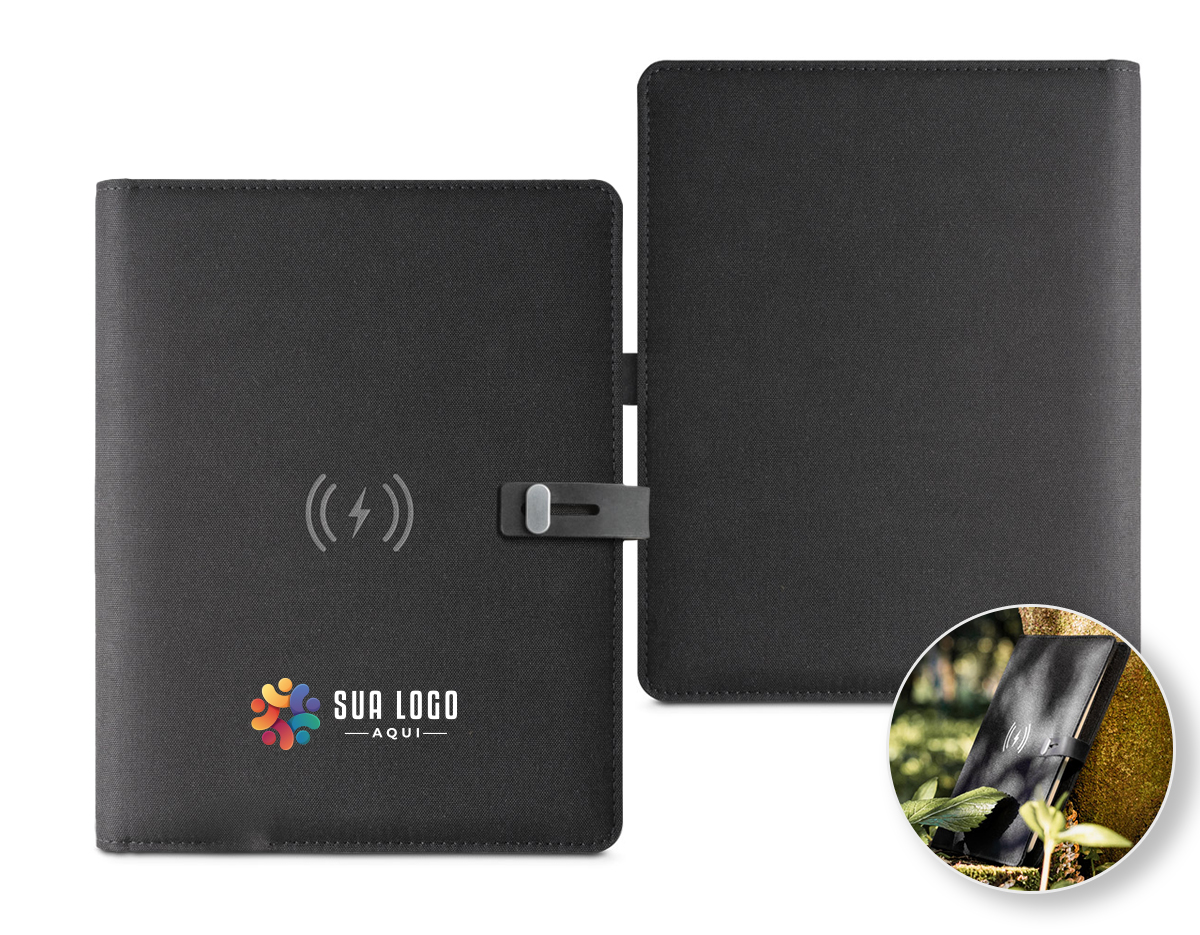 Pasta A5 em 300D poliéster reciclado (100% rPET) com carregador wireless embutido. A bateria tem capacidade para 5.000 mAh, potência de 10W, entrada/saída 5V/2.1A e cabo USB tipo C para carregar a bateria. A pasta contém no seu interior um bolso para smartphone até 6.5'', três espaços para cartões, quatro luzes LED, botão on/off, suportes para esferográfica (não inclusa), celular e cabo USB, um bloco de notas com capa em cartão preto e 64 folhas pautadas de cor marfim, em papel proveniente de gestão florestal sustentável. Na frente existe ainda uma impressão oval em preto para indicar a área de carga do wireless. Fornecido em caixa presente. 165 x 225 x 25 mm