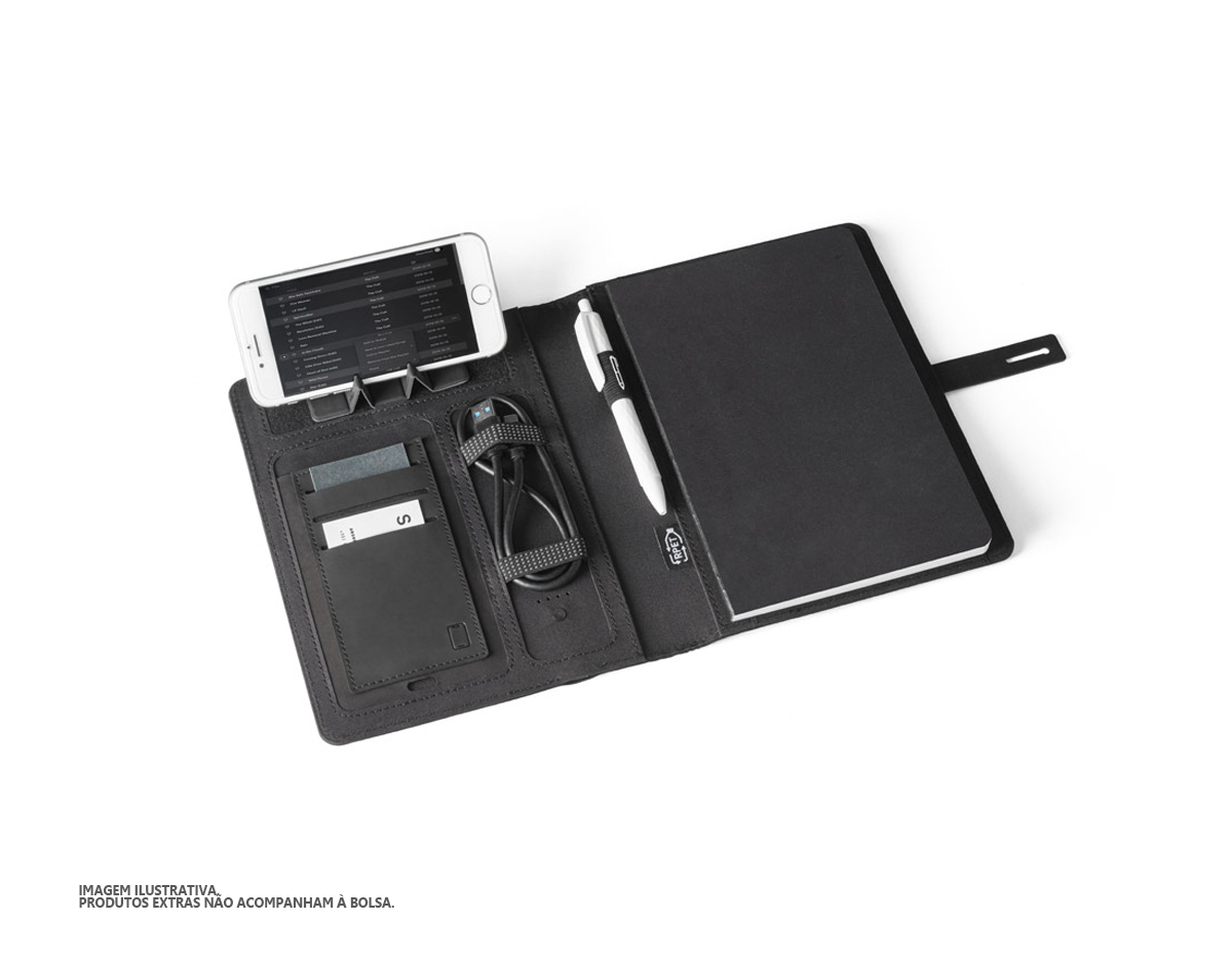 Pasta A5 em 300D poliéster reciclado (100% rPET) com carregador wireless embutido. A bateria tem capacidade para 5.000 mAh, potência de 10W, entrada/saída 5V/2.1A e cabo USB tipo C para carregar a bateria. A pasta contém no seu interior um bolso para smartphone até 6.5'', três espaços para cartões, quatro luzes LED, botão on/off, suportes para esferográfica (não inclusa), celular e cabo USB, um bloco de notas com capa em cartão preto e 64 folhas pautadas de cor marfim, em papel proveniente de gestão florestal sustentável. Na frente existe ainda uma impressão oval em preto para indicar a área de carga do wireless. Fornecido em caixa presente. 165 x 225 x 25 mm