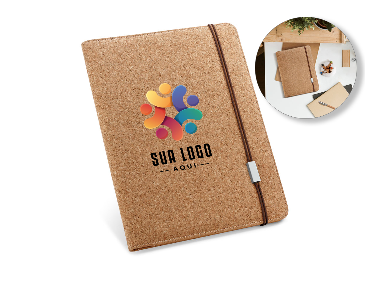 Pasta A4 em cortiça, com um bloco de 20 folhas lisas em cor marfim, suporte para esferográfica (não inclusa) e elástico. Fornecida em embalagem de non-woven. 239 x 307 x 17 mm | Bolsa: 285 x 350 mm