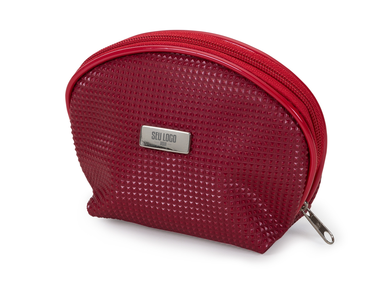 A necessaire em couro sintético texturizado combina estilo e funcionalidade. Apresenta uma placa central ideal para personalização, destacando-se pela elegância. Internamente, é revestida com cetim, proporcionando proteção e sofisticação para seus itens pessoais.