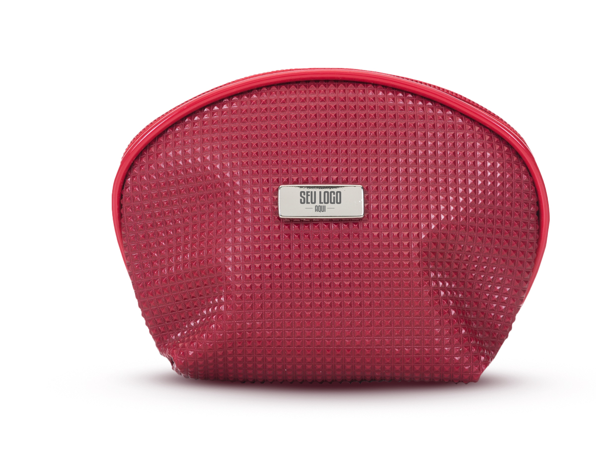 A necessaire em couro sintético texturizado combina estilo e funcionalidade. Apresenta uma placa central ideal para personalização, destacando-se pela elegância. Internamente, é revestida com cetim, proporcionando proteção e sofisticação para seus itens pessoais.