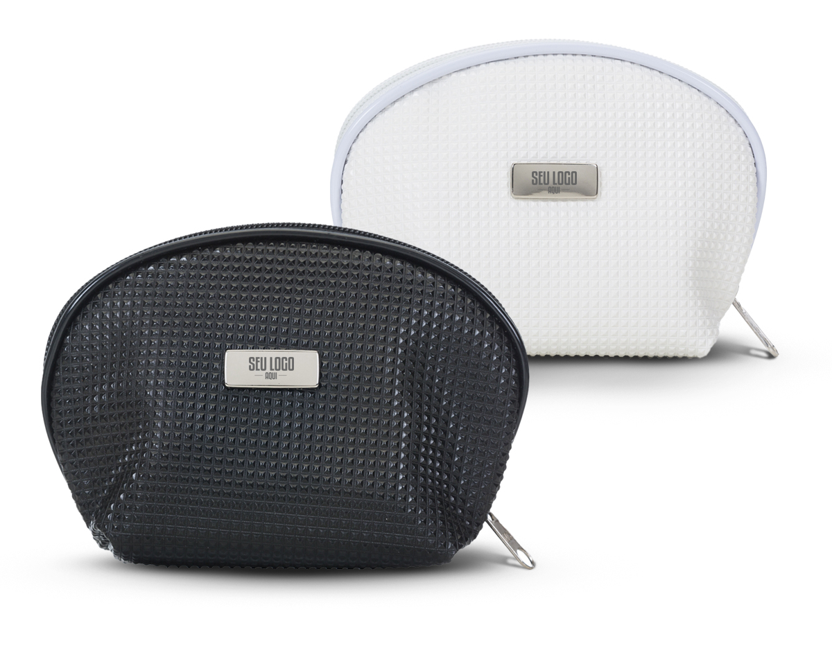 A necessaire em couro sintético texturizado combina estilo e funcionalidade. Apresenta uma placa central ideal para personalização, destacando-se pela elegância. Internamente, é revestida com cetim, proporcionando proteção e sofisticação para seus itens pessoais.
