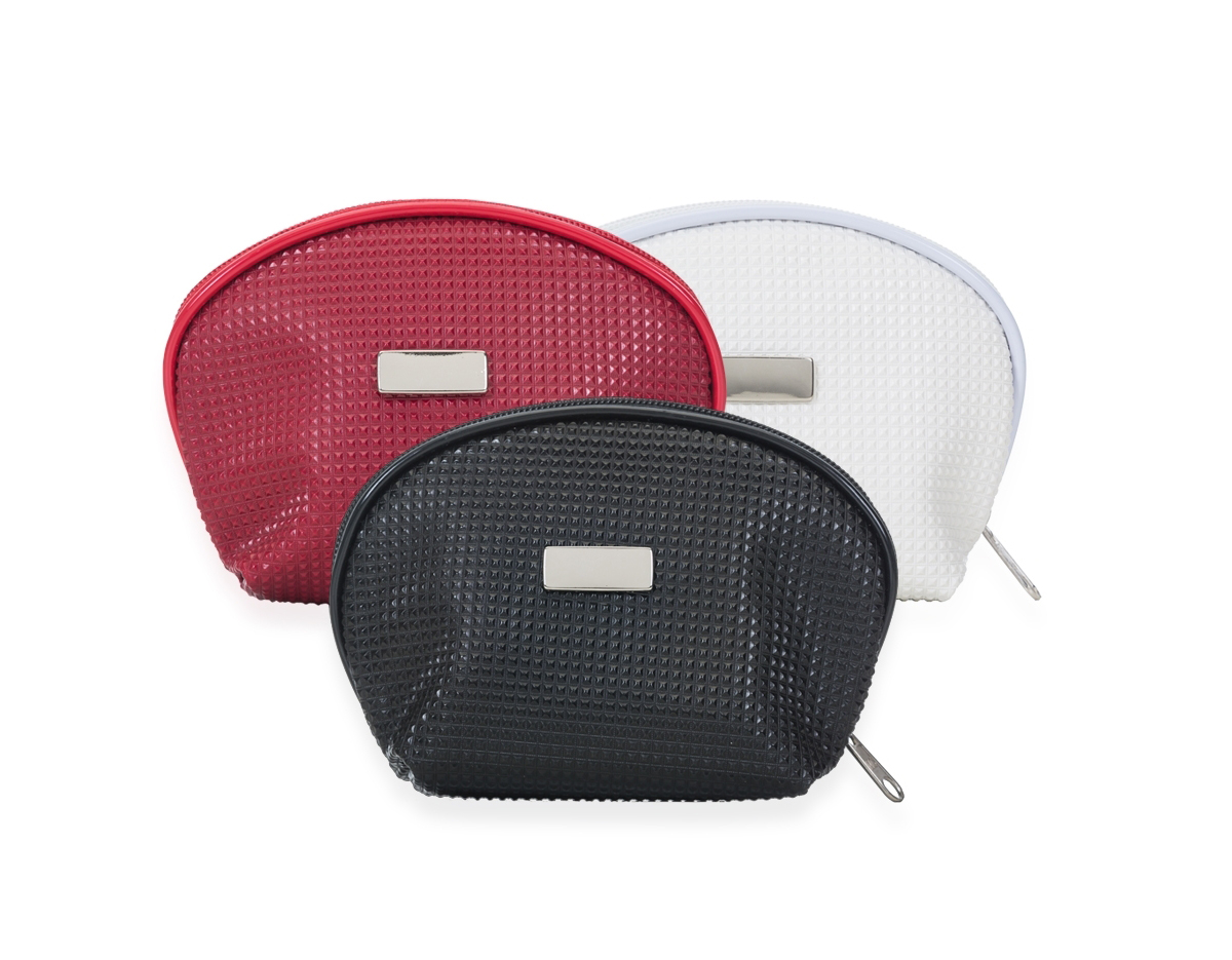 A necessaire em couro sintético texturizado combina estilo e funcionalidade. Apresenta uma placa central ideal para personalização, destacando-se pela elegância. Internamente, é revestida com cetim, proporcionando proteção e sofisticação para seus itens pessoais.