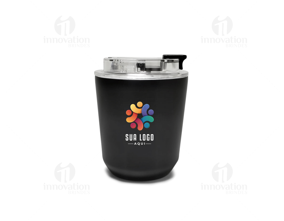 Feito para manter as bebidas na temperatura ideal por horas, nosso copo térmico de 280ml é eficiente e funcional. Projetado com parede dupla de aço inoxidável, o copo possui uma tampa plástica com acesso ao bocal, além de uma tampa protetora para evitar derramamentos durante o transporte.