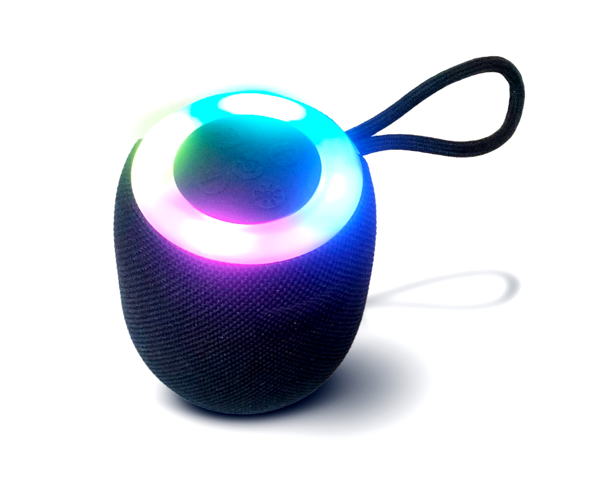 Caixa de de som multimídia TWS com luzes RGB. Qualidade sonora e conectividade total: compatível com bluetooth, rádio FM, cartão TF (MicroSD) e pen drive. Iluminação dinâmica, são 7 modos de iluminação RGB com movimentos diferentes. Sua tecnologia TWS permite sincronizar duas caixas de som em uma, criando uma experiência imersiva com qualidade sonora e potência excepcionais. A caixa de som executa nos modos rádio FM, cartão TF (MicroSD) e pen drive. Acompanha cordão de nylon e cabo USB-V8.