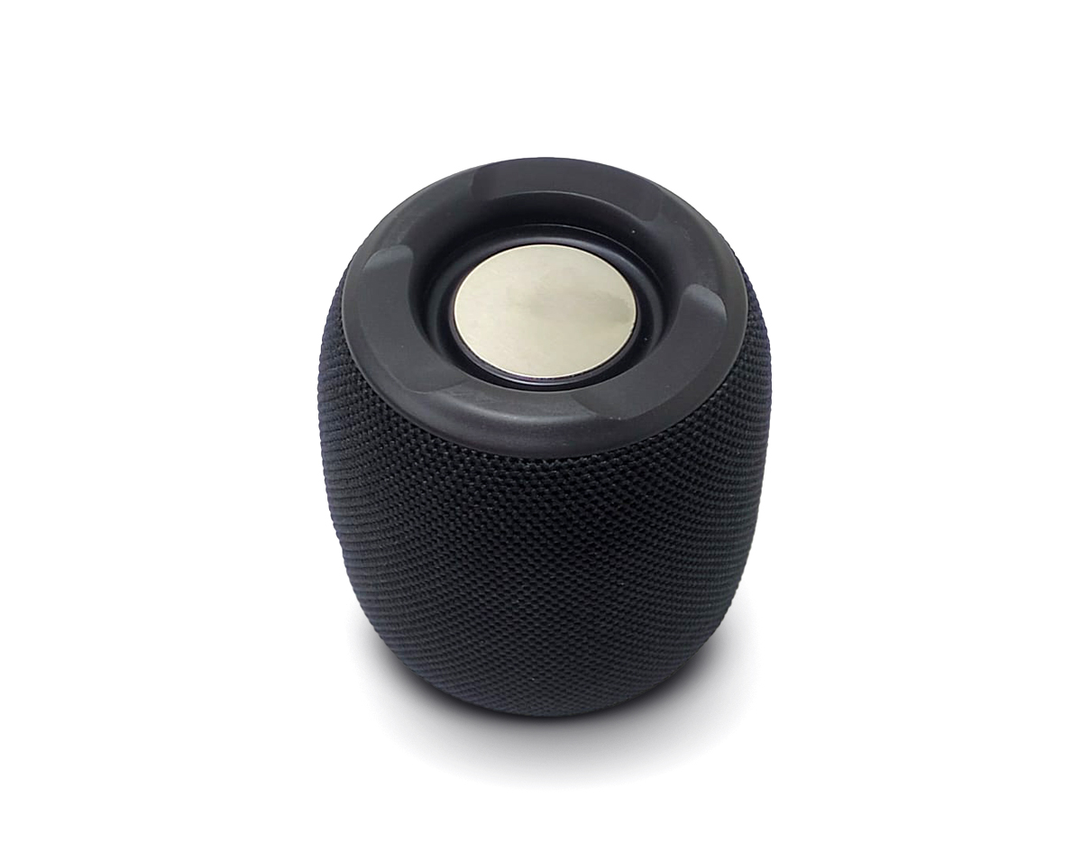 Caixa de de som multimídia TWS com luzes RGB. Qualidade sonora e conectividade total: compatível com bluetooth, rádio FM, cartão TF (MicroSD) e pen drive. Iluminação dinâmica, são 7 modos de iluminação RGB com movimentos diferentes. Sua tecnologia TWS permite sincronizar duas caixas de som em uma, criando uma experiência imersiva com qualidade sonora e potência excepcionais. A caixa de som executa nos modos rádio FM, cartão TF (MicroSD) e pen drive. Acompanha cordão de nylon e cabo USB-V8.