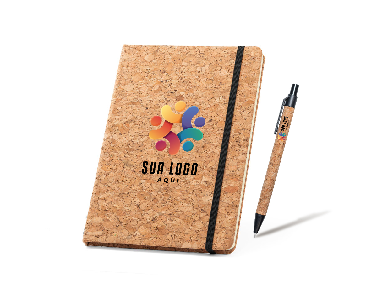 Conjunto de bloco de notas A5 e esferográfica em cortiça. Bloco de capa dura em cortiça, com 96 folhas pautadas cor marfim, em papel proveniente de gestão florestal sustentável. Esferográfica em cortiça de escrita a azul. Fornecido em caixa presente de papel kraft. 140 x 210 mm