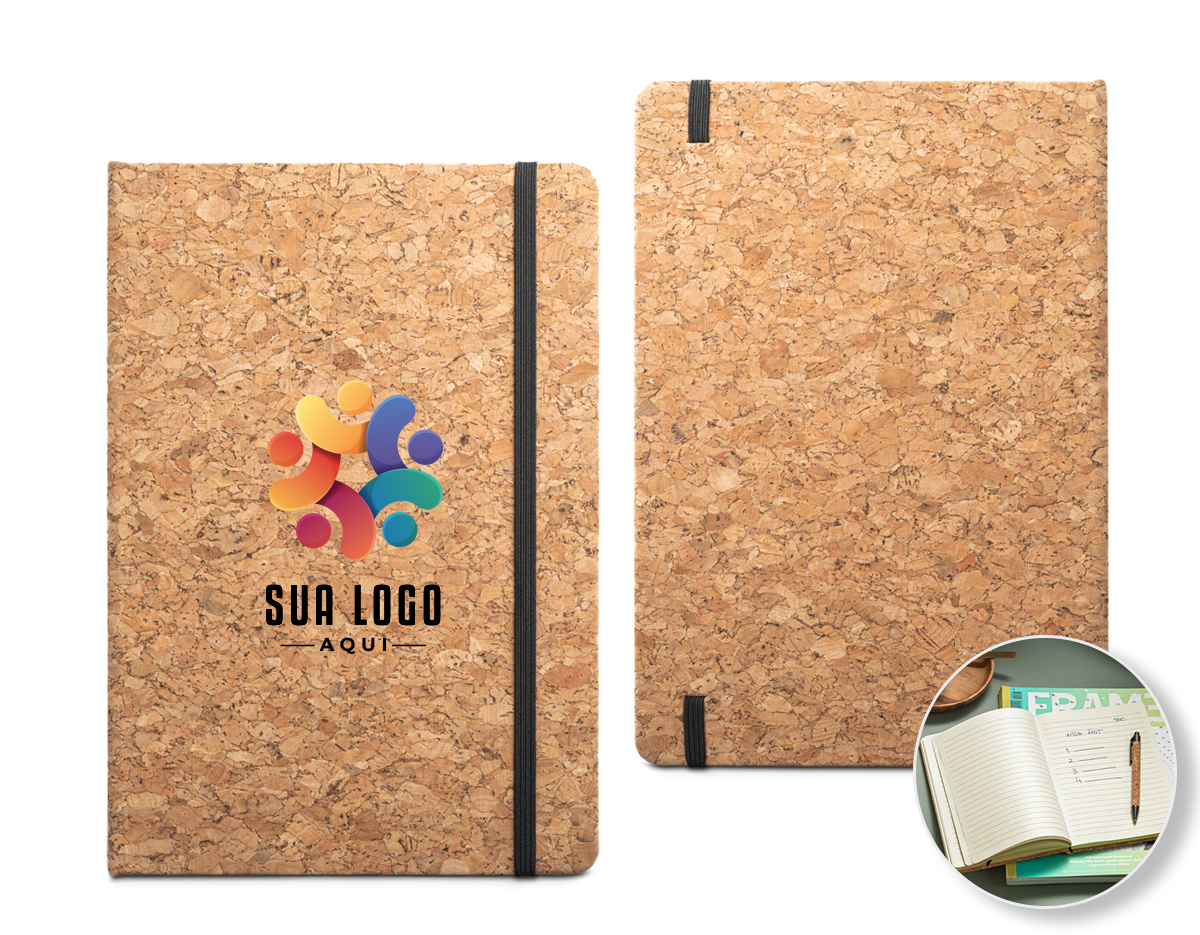 Conjunto de bloco de notas A5 e esferográfica em cortiça. Bloco de capa dura em cortiça, com 96 folhas pautadas cor marfim, em papel proveniente de gestão florestal sustentável. Esferográfica em cortiça de escrita a azul. Fornecido em caixa presente de papel kraft. 140 x 210 mm