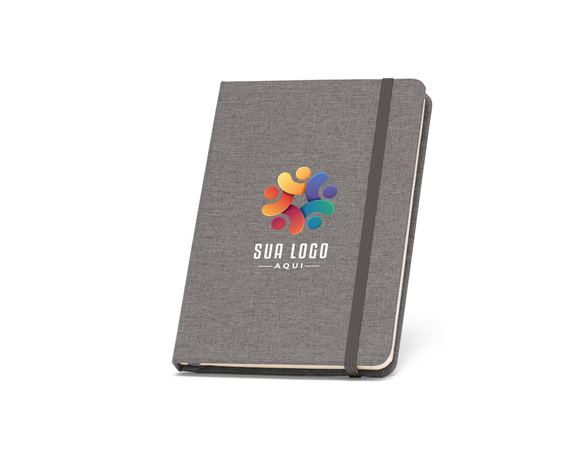 Caderno A5 de capa dura em tecido poliéster 100% reciclado (100% rPET). Com 96 folhas pautadas em papel cor creme, proporcionando uma escrita suave e confortável. Ideal para anotações, diários ou cadernos de viagem.