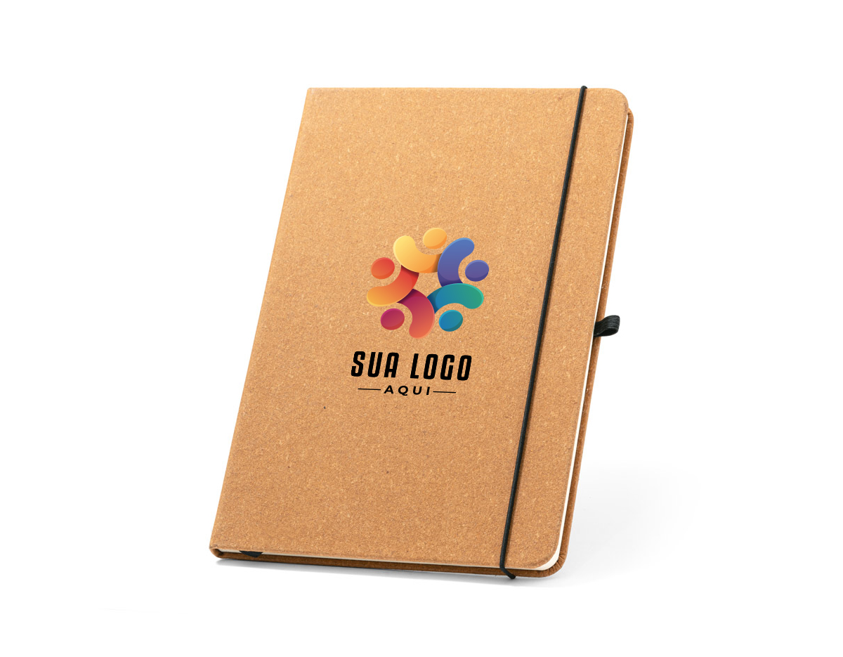 Caderno A5 de capa dura em couro reciclado, com 96 folhas pautadas cor marfim em papel proveniente de gestão florestal sustentável. Suporte para esferográfica (não inclusa), elástico e fita separadora em preto. Contém bolso interior. Fornecido em envelope preto de cartão. 140 x 210 mm