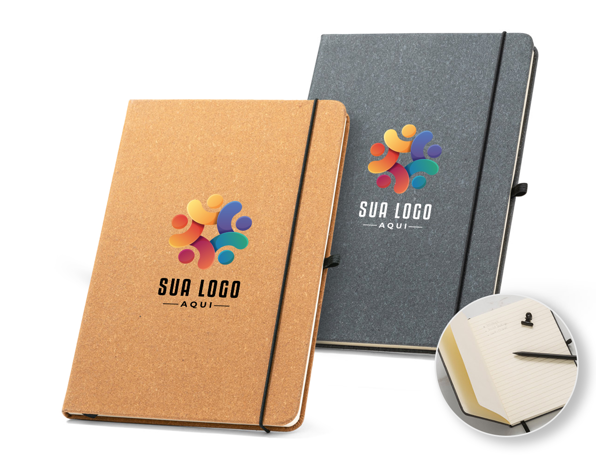 Caderno A5 de capa dura em couro reciclado, com 96 folhas pautadas cor marfim em papel proveniente de gestão florestal sustentável. Suporte para esferográfica (não inclusa), elástico e fita separadora em preto. Contém bolso interior. Fornecido em envelope preto de cartão. 140 x 210 mm
