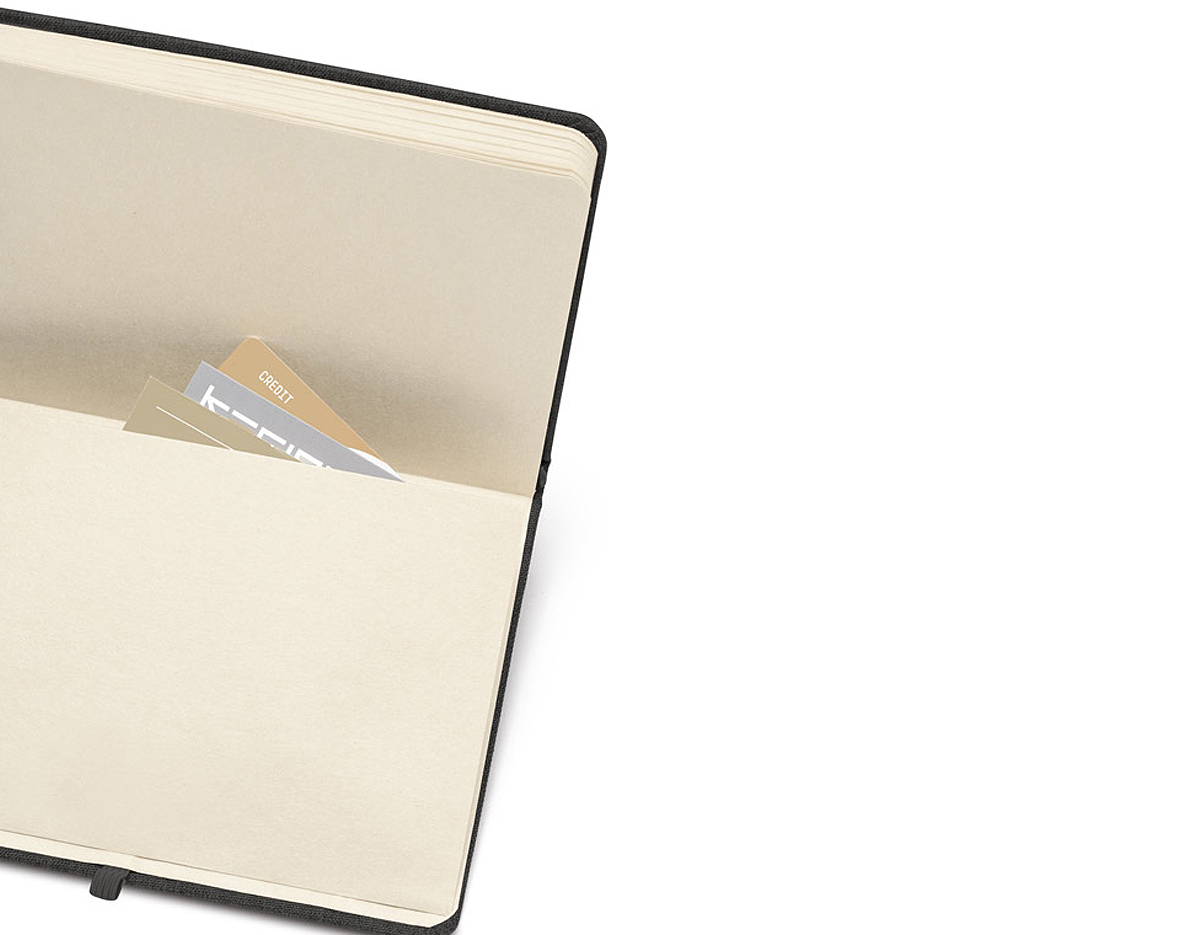 Caderno A5 de capa dura em couro reciclado, com 96 folhas pautadas cor marfim em papel proveniente de gestão florestal sustentável. Suporte para esferográfica (não inclusa), elástico e fita separadora em preto. Contém bolso interior. Fornecido em envelope preto de cartão. 140 x 210 mm