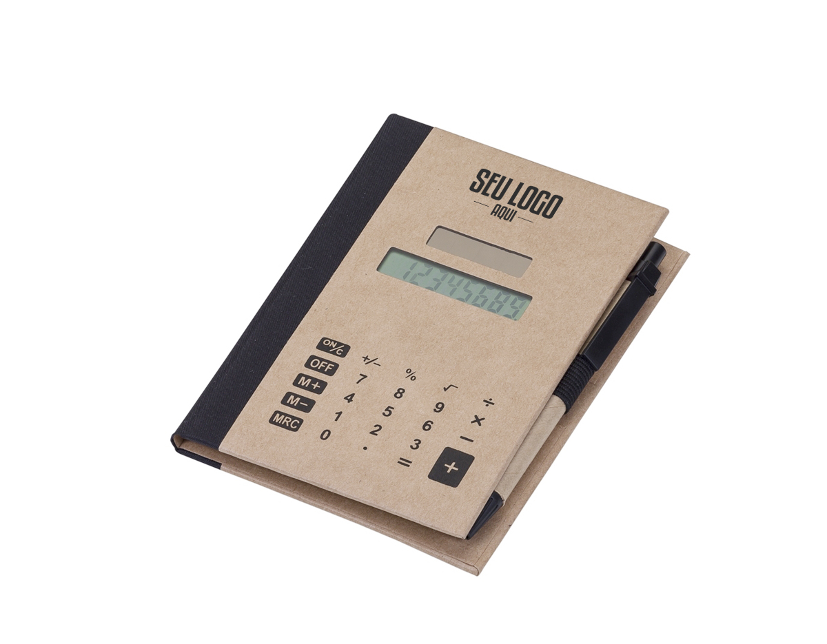Bloco de anotações ecológico com capa calculadora solar de 8 dígitos acoplada. Possui quatro blocos autoadesivos com aproximadamente 25 folhas cada, bloco verde com aproximadamente 25 folhas, bloco branco de rascunho com aproximadamente 30 folhas sem pauta e suporte elástico com caneta ecológica de papelão com clip e ponteira plástica preto.