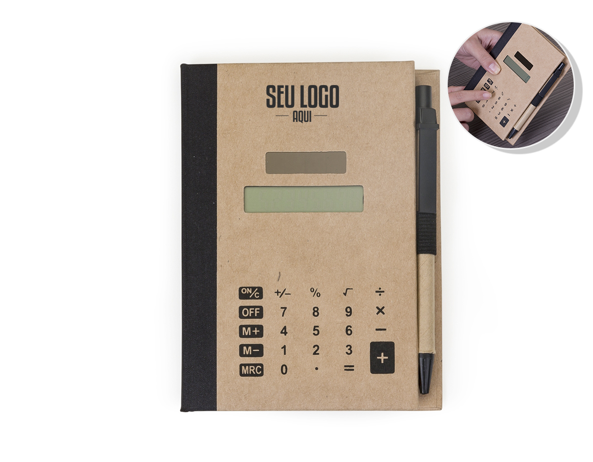Bloco de anotações ecológico com capa calculadora solar de 8 dígitos acoplada. Possui quatro blocos autoadesivos com aproximadamente 25 folhas cada, bloco verde com aproximadamente 25 folhas, bloco branco de rascunho com aproximadamente 30 folhas sem pauta e suporte elástico com caneta ecológica de papelão com clip e ponteira plástica preto.