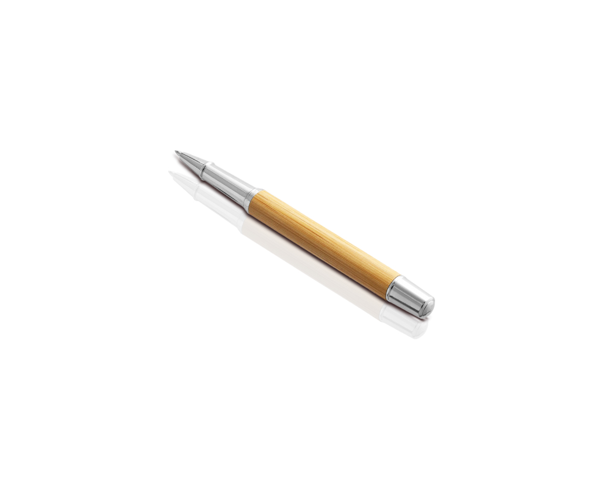 Roller em aço inox 90% reciclado e bambu com tampa. Escrita em azul. Fornecido em bolsa oferta em papel de bambu. A cor e o resultado da impressão nos materiais naturais pode variar entre produtos. ø11 x 137 mm | Bolsa: 40 x 155 mm
