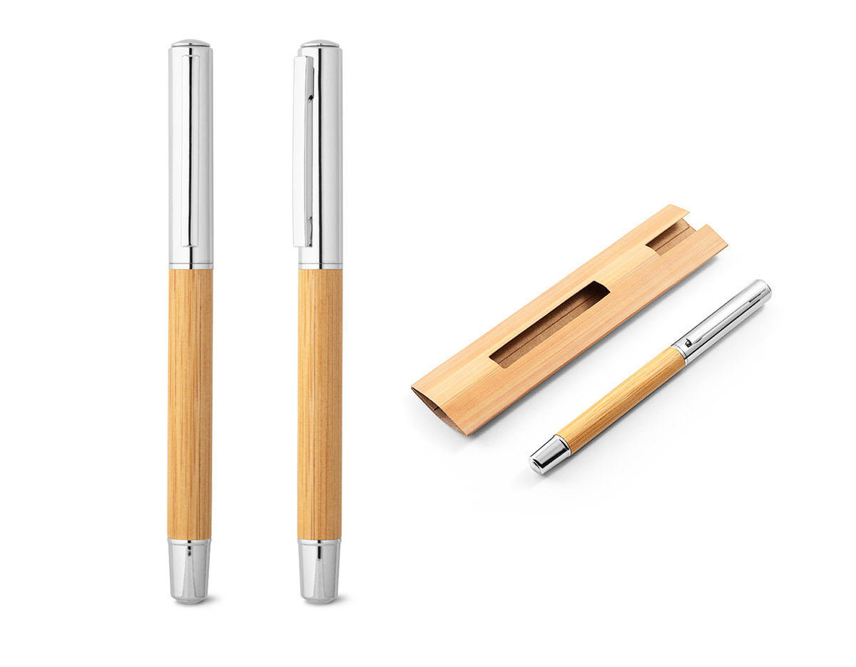 Roller em aço inox 90% reciclado e bambu com tampa. Escrita em azul. Fornecido em bolsa oferta em papel de bambu. A cor e o resultado da impressão nos materiais naturais pode variar entre produtos. ø11 x 137 mm | Bolsa: 40 x 155 mm