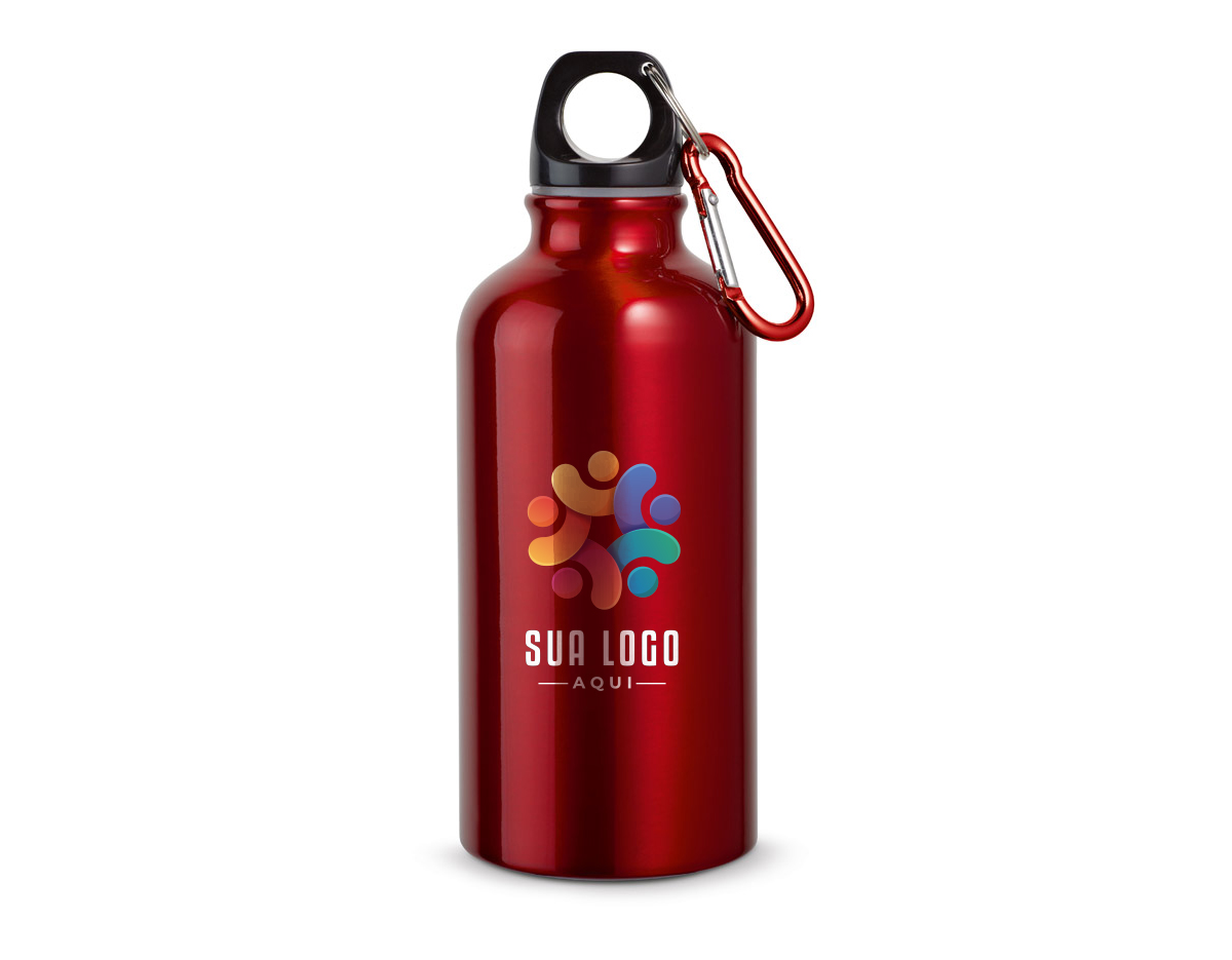 Squeeze esportiva em alumínio com acabamento metálico brilhante, com mosquetão para facilitar o transporte. Capacidade até 400 mL. 