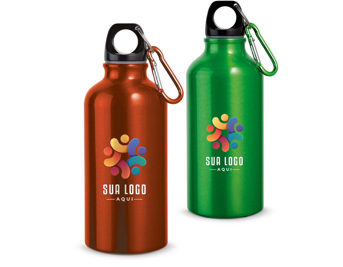 Squeeze esportiva em alumínio com acabamento metálico brilhante, com mosquetão para facilitar o transporte. Capacidade até 400 mL. 