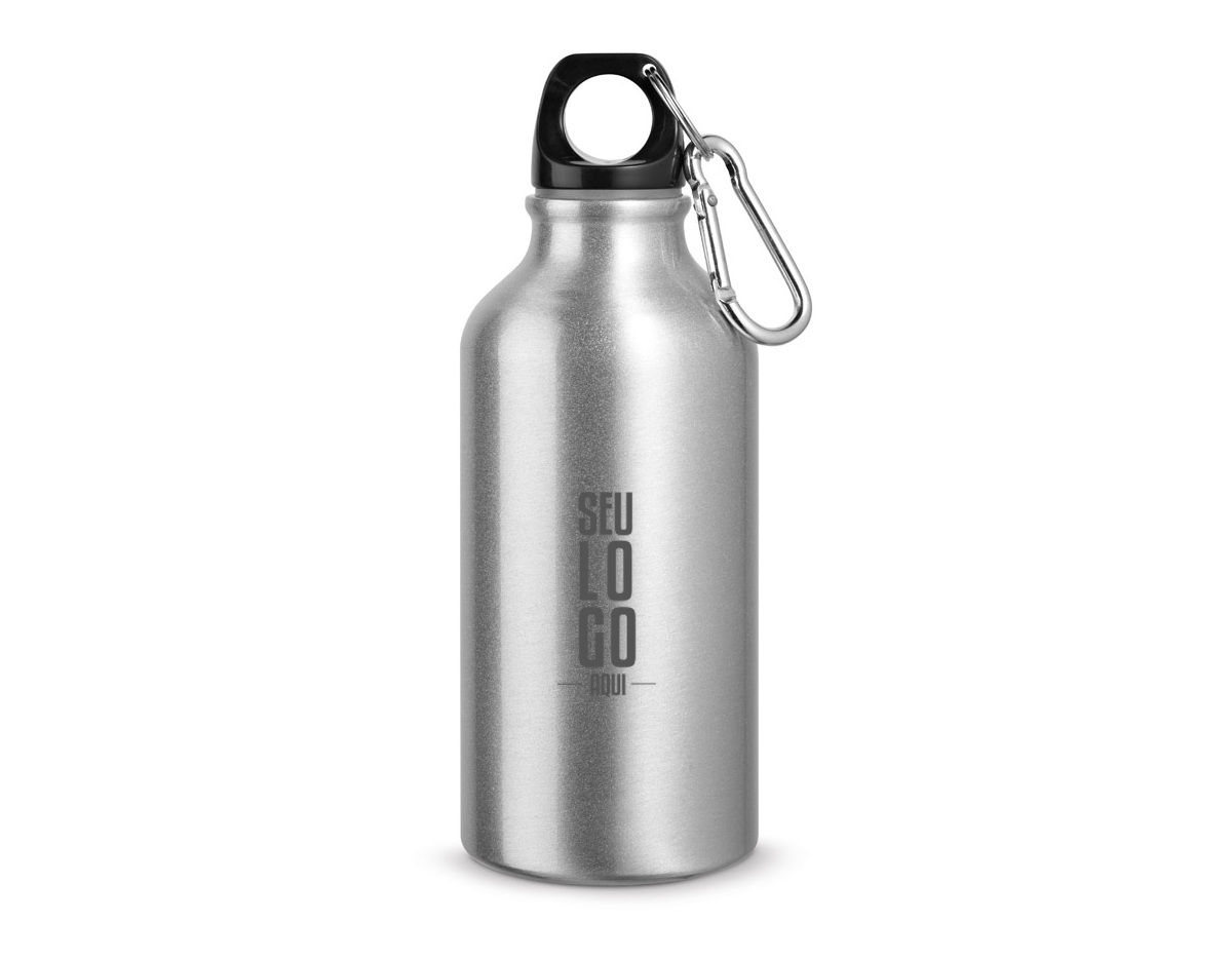 Squeeze esportiva em alumínio com acabamento metálico brilhante, com mosquetão para facilitar o transporte. Capacidade até 400 mL. 