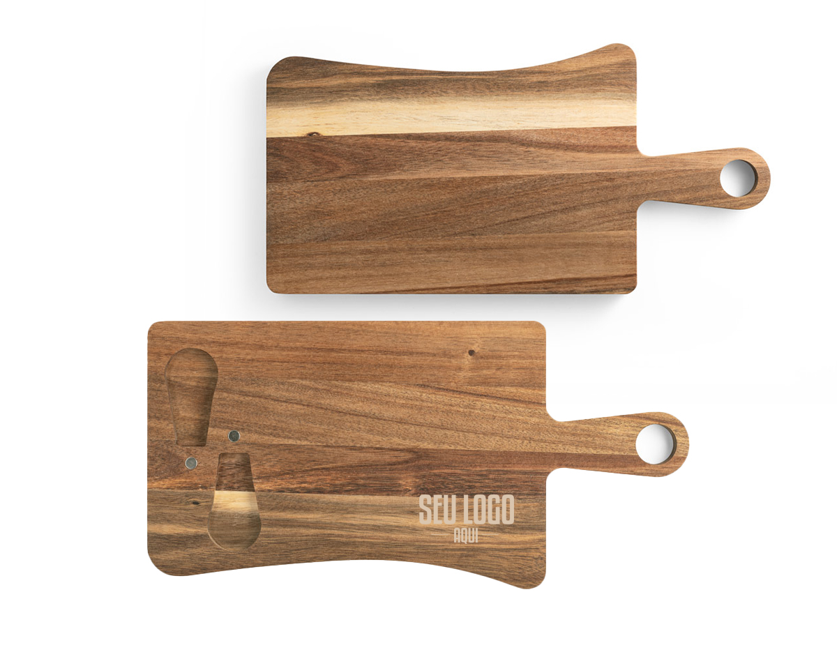 Tábua de queijos em madeira de acácia, proveniente de gestão florestal sustentável, com pega. Incluso 2 utensílios em madeira de acácia e aço inox: uma faca e um garfo, tendo uma ranhura com magnetismo para prender os talheres. Conjugue esta tábua com a Haven II - 54289 - para completar o conjunto. Fornecido em caixa presente em papel kraft reciclado. Certificação EU Food Grade. A cor e o resultado da impressão nos materiais naturais pode variar entre produtos. 363 x 181 x 15 mm