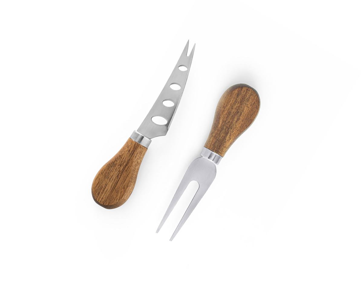 Tábua de queijos em madeira de acácia, proveniente de gestão florestal sustentável, com pega. Incluso 2 utensílios em madeira de acácia e aço inox: uma faca e um garfo, tendo uma ranhura com magnetismo para prender os talheres. Conjugue esta tábua com a Haven II - 54289 - para completar o conjunto. Fornecido em caixa presente em papel kraft reciclado. Certificação EU Food Grade. A cor e o resultado da impressão nos materiais naturais pode variar entre produtos. 363 x 181 x 15 mm