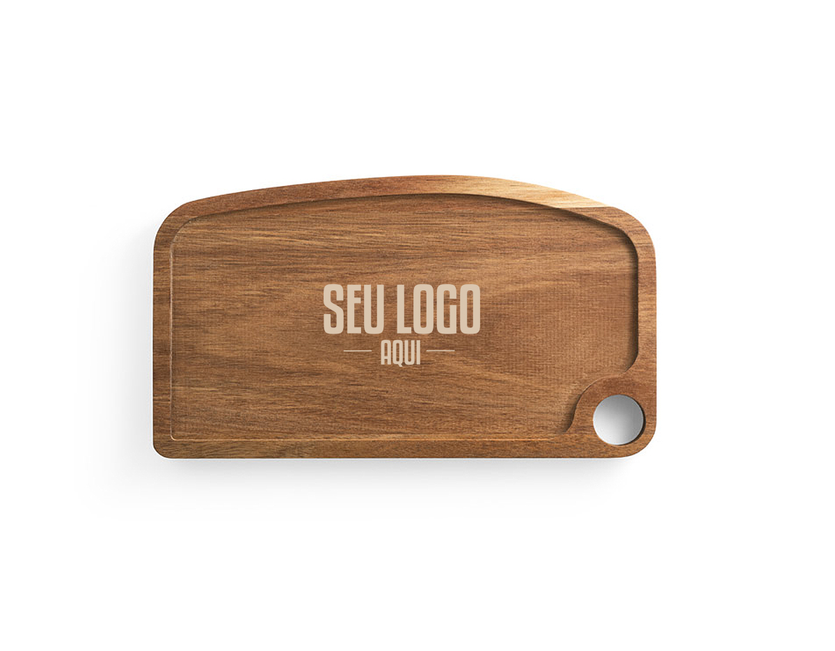 Tábua de queijos em madeira de acácia, proveniente de gestão florestal sustentável, com pega. Incluso 2 utensílios em madeira de acácia e aço inox: uma faca e um garfo, tendo uma ranhura com magnetismo para prender os talheres. Conjugue esta tábua com a Haven II - 54289 - para completar o conjunto. Fornecido em caixa presente em papel kraft reciclado. Certificação EU Food Grade. A cor e o resultado da impressão nos materiais naturais pode variar entre produtos. 363 x 181 x 15 mm