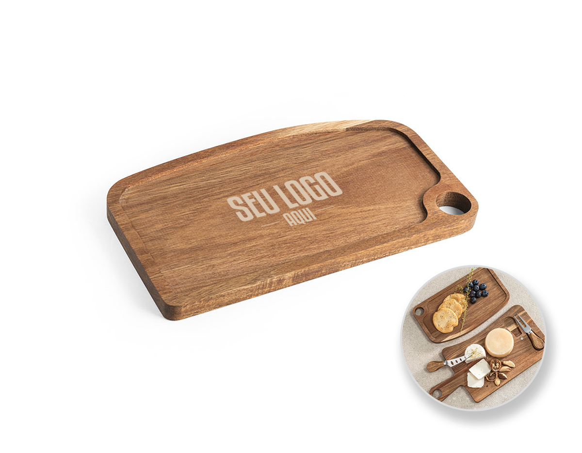 Tábua de queijos em madeira de acácia, proveniente de gestão florestal sustentável, com pega. Incluso 2 utensílios em madeira de acácia e aço inox: uma faca e um garfo, tendo uma ranhura com magnetismo para prender os talheres. Conjugue esta tábua com a Haven II - 54289 - para completar o conjunto. Fornecido em caixa presente em papel kraft reciclado. Certificação EU Food Grade. A cor e o resultado da impressão nos materiais naturais pode variar entre produtos. 363 x 181 x 15 mm