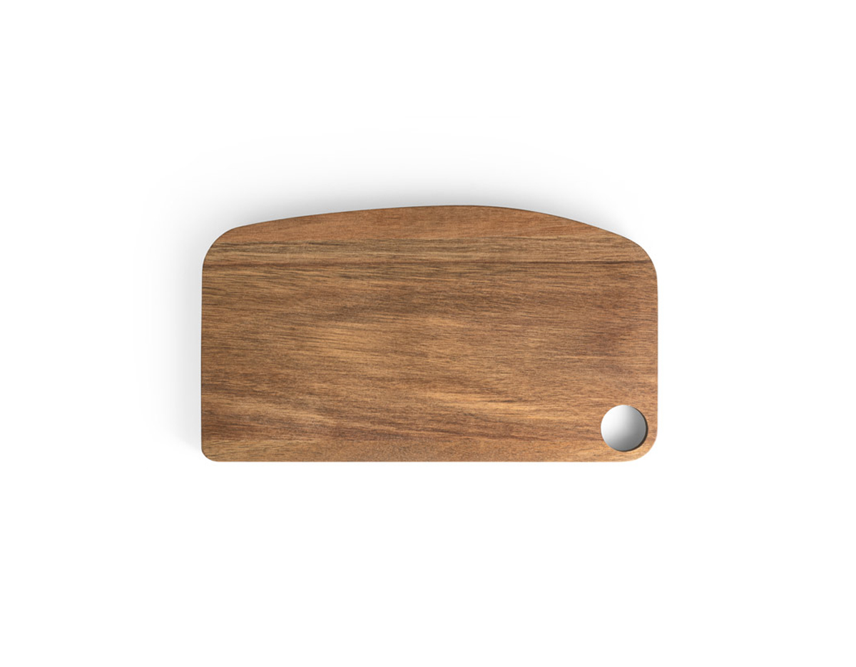 Tábua de queijos em madeira de acácia, proveniente de gestão florestal sustentável, com pega. Incluso 2 utensílios em madeira de acácia e aço inox: uma faca e um garfo, tendo uma ranhura com magnetismo para prender os talheres. Conjugue esta tábua com a Haven II - 54289 - para completar o conjunto. Fornecido em caixa presente em papel kraft reciclado. Certificação EU Food Grade. A cor e o resultado da impressão nos materiais naturais pode variar entre produtos. 363 x 181 x 15 mm