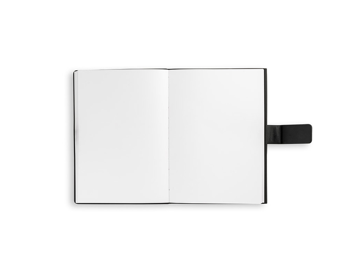 Caderno A5 idealizado e desenhado para ser um objeto funcional e prático com um toque de elegância citadina. Possui dois blocos de escrita diferentes, em cada um dos lados, que podem ser utilizados e fechados, separadamente. Possui sistema de fecho com ímã na faixa que envolve o bloco. A faixa, tem uma cor diferente em cada um dos lados, permitindo a sua identificação, conferindo uma certa irreverência ao produto. O material exterior é em polipele de elevada qualidade e 1680D, texturado e plano. Possui 128 folhas em papel proveniente de gestão florestal sustentável, que se dividem proporcionalmente em folhas lisas e folhas pautadas, identificáveis pela faixa exterior. O DYNAMIC torna-se único pelo seu design mas também pela sua funcionalidade, em que a dualidade o torna num objeto perfeito para todos os momentos do dia-a-dia. Fornecido em caixa presente. 150 x 210 mm | Caixa: 200 x 30 x 265 mm