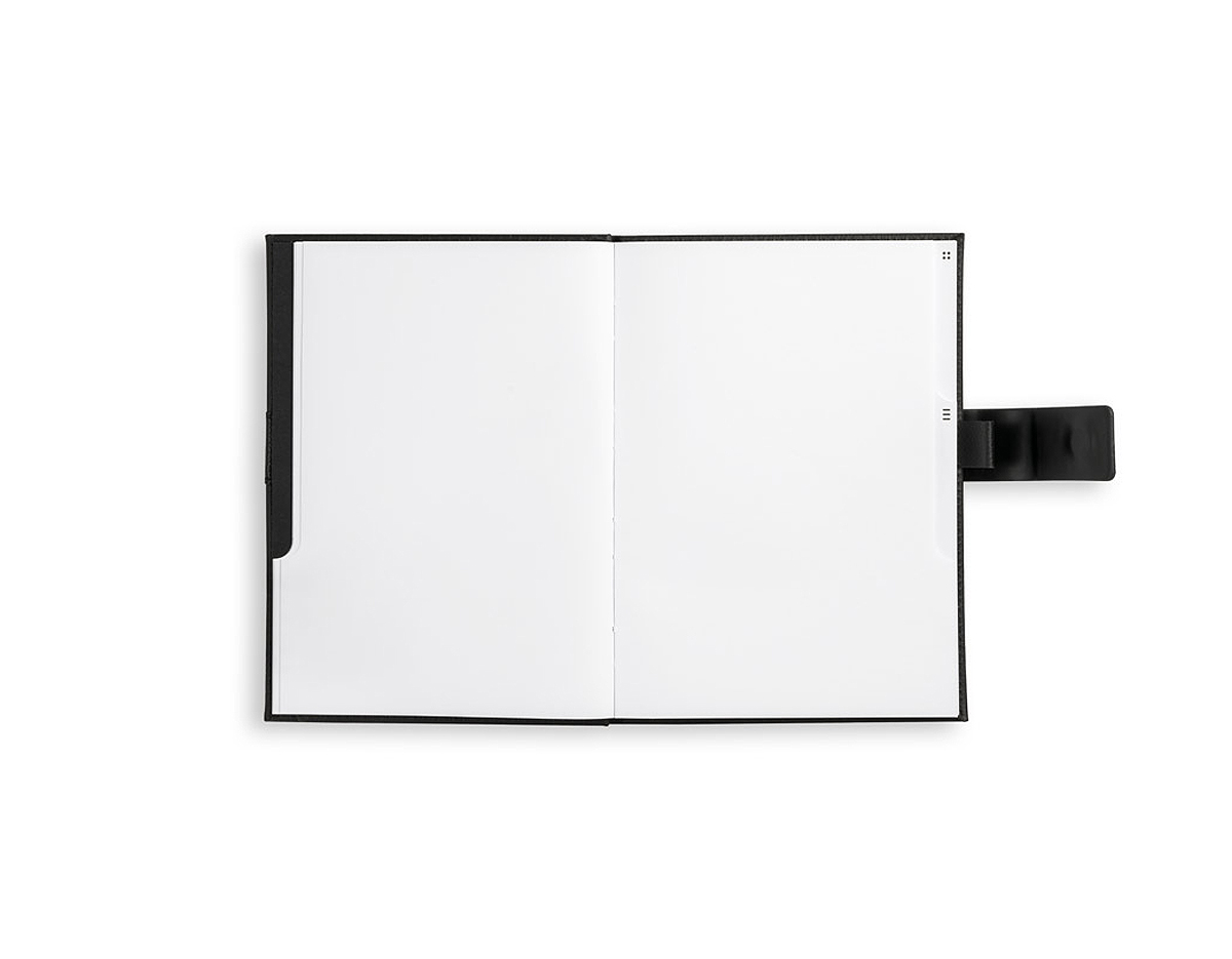 O EMPIRE é um caderno A5 de design moderno, minimalista e com toque business. A capa dura em couro protege o seu interior que, de forma inteligente, se divide em três partes distintas com um separador que permite identificar cada uma das partes. As suas 120 folhas em papel proveniente de gestão florestal sustentável, dividem-se proporcionalmente por folhas não pautadas, pautadas e pontilhadas. O seu design minimalista é complementado pelo detalhe metálico no fecho, característico desta linha de produtos e que reforça a sua elegância. Produto fornecido com suporte de esferográfica (não inclusa). Fornecido em caixa presente. 150 x 210 mm | Caixa: 197 x 28 x 262 mm