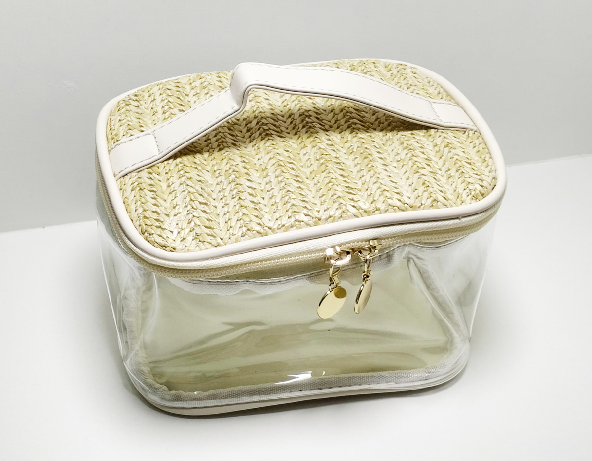 Delicadeza e charme natural são as características marcantes da nossa nécessaire. Produzida em PVC com detalhes em palha sintética, seu design permite uma visualização prática dos itens, mantendo-os sempre visíveis e ao alcance.