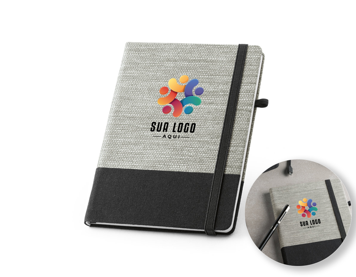 Caderno A5 de capa dura em palha e algodão canvas. Contém 96 folhas pautadas, fita separadora, elástico e suporte para esferográfica (não inclusa). 150 x 210 mm