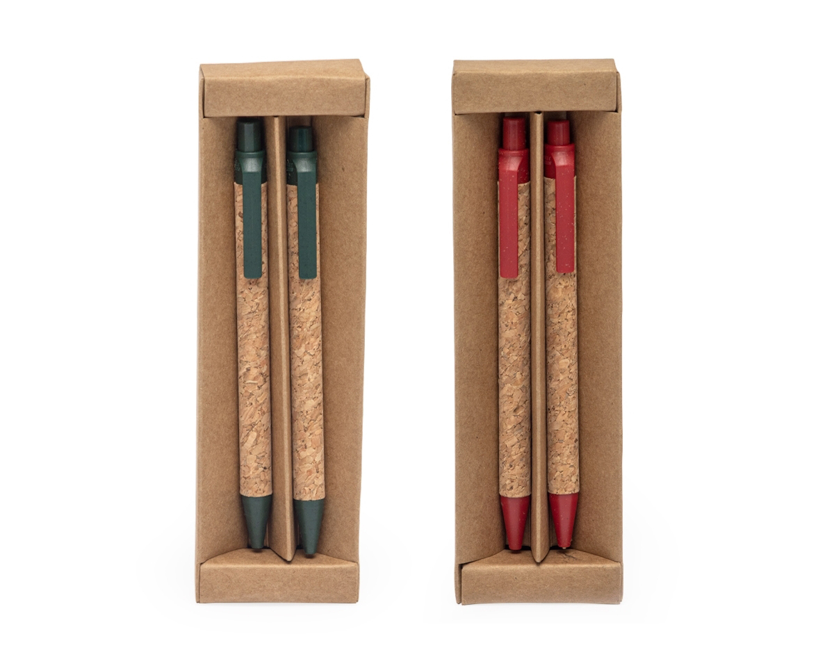 Kit ecológico com caneta e lapiseira de cortiça, acompanhados de estojo de papelão. A caneta possui carga esferográfica azul e acionamento por clique. Ideal para quem busca uma opção sustentável e funcional