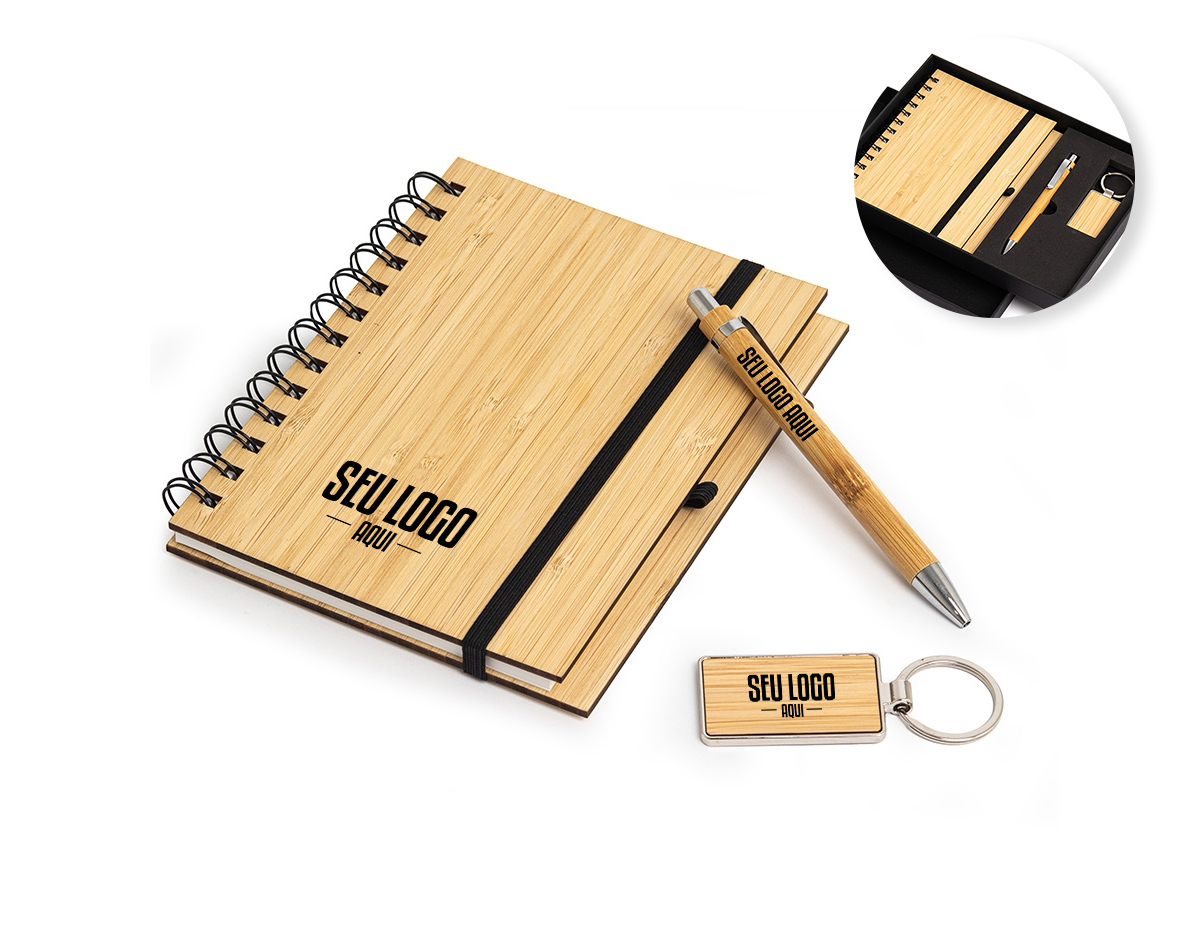 Kit executivo ecológico 3 peças em estojo de papelão. Contém: chaveiro de bambu com detalhe em metal, caderneta em bambu, capa dura, com aproximadamente 65 folhas brancas pautadas, caneta de bambu com clipe metálico, elástico para lacre e suporte para caneta em nylon.