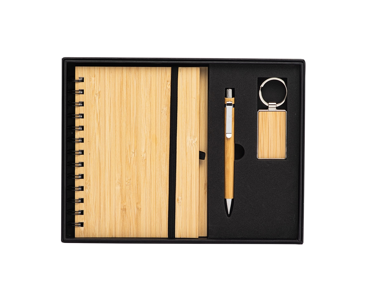 Kit executivo ecológico 3 peças em estojo de papelão. Contém: chaveiro de bambu com detalhe em metal, caderneta em bambu, capa dura, com aproximadamente 65 folhas brancas pautadas, caneta de bambu com clipe metálico, elástico para lacre e suporte para caneta em nylon.