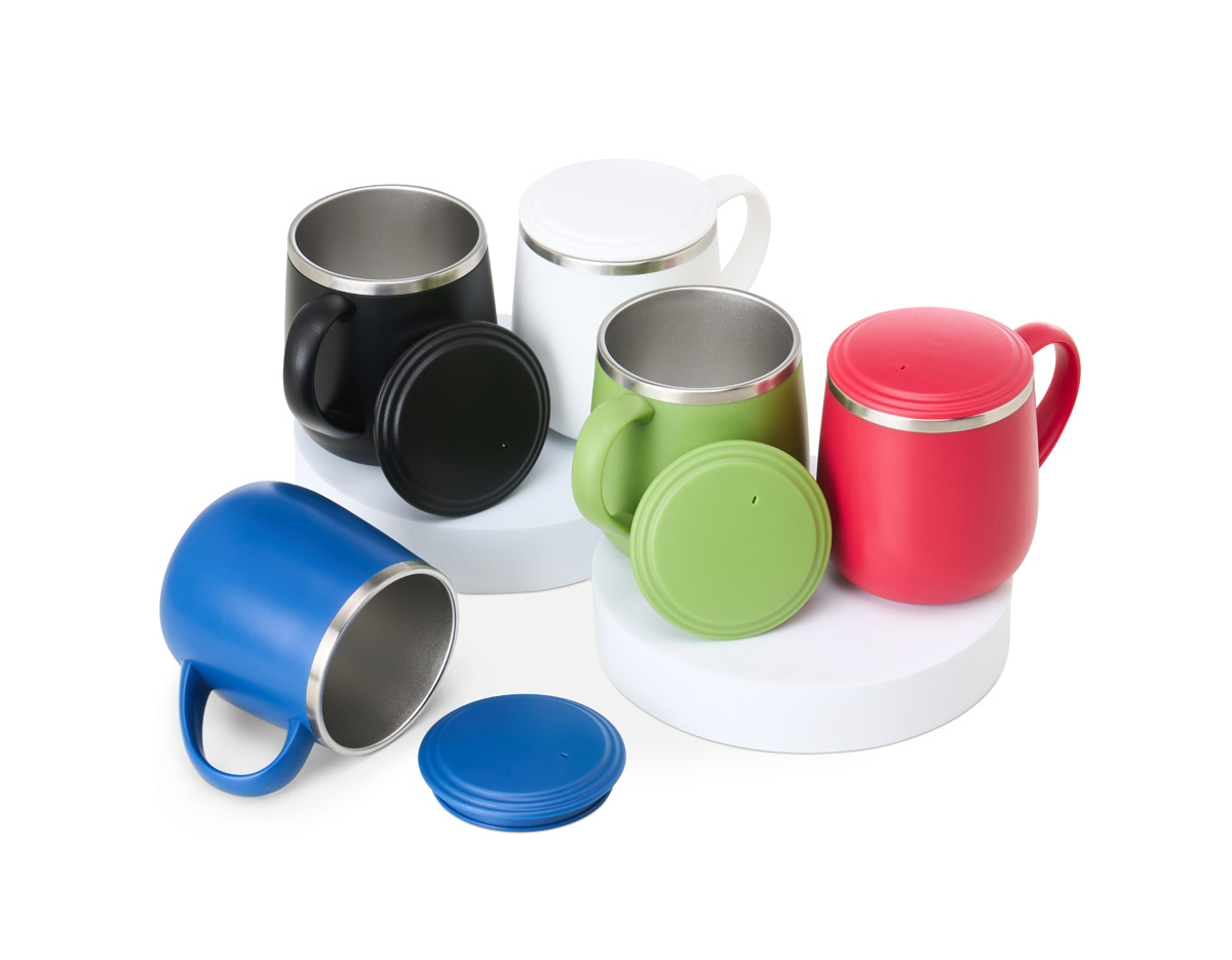 Caneca 370ml parede dupla em Inox, com pegador de plástico, contém tampa plástica para vedação e base com EVA antiderrapante.