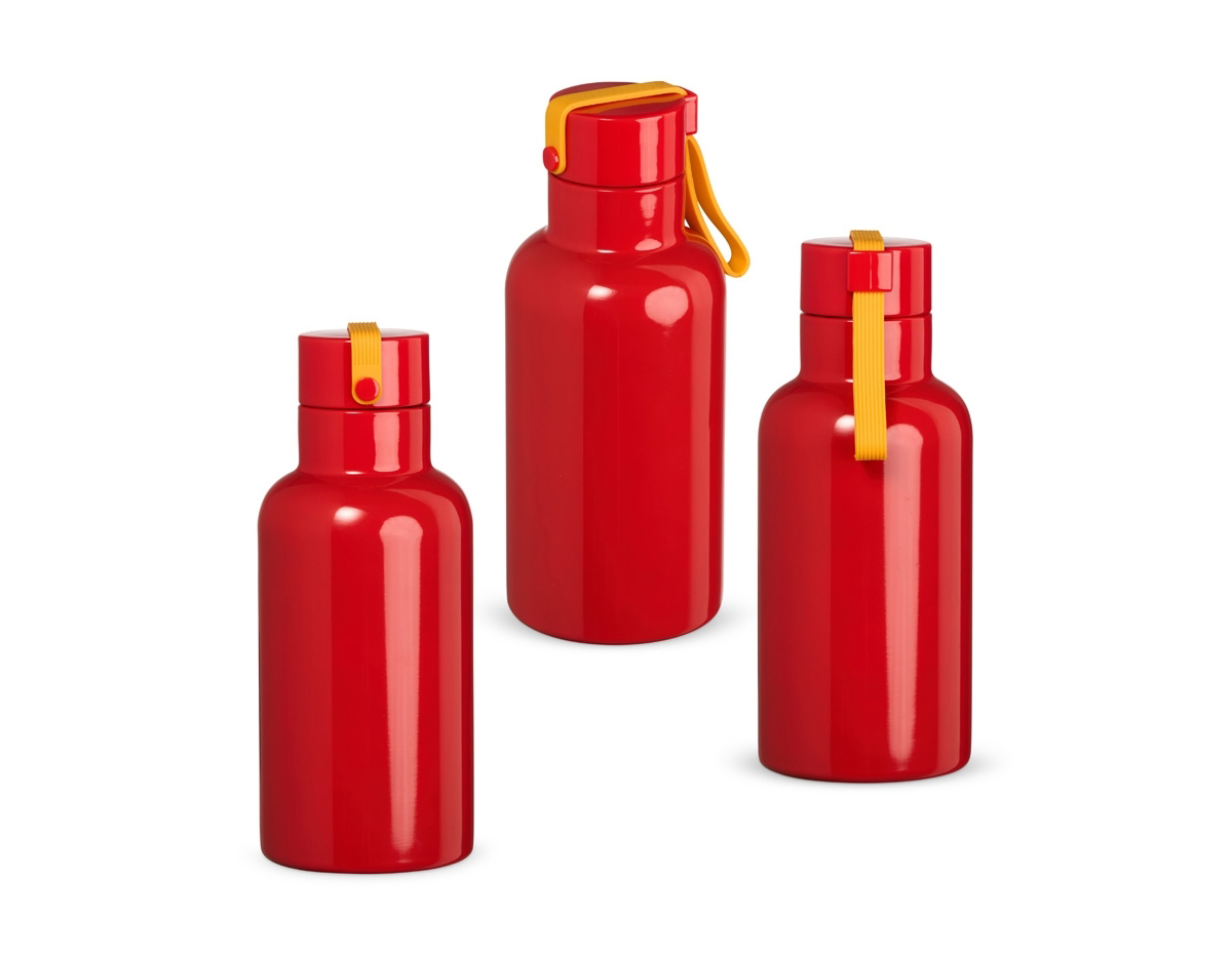 Garrafa térmica de inox com capacidade de 380 ml. Possui tampa rosqueável e alça colorida de silicone acoplada, oferecendo praticidade e estilo no transporte de bebidas quentes ou frias.