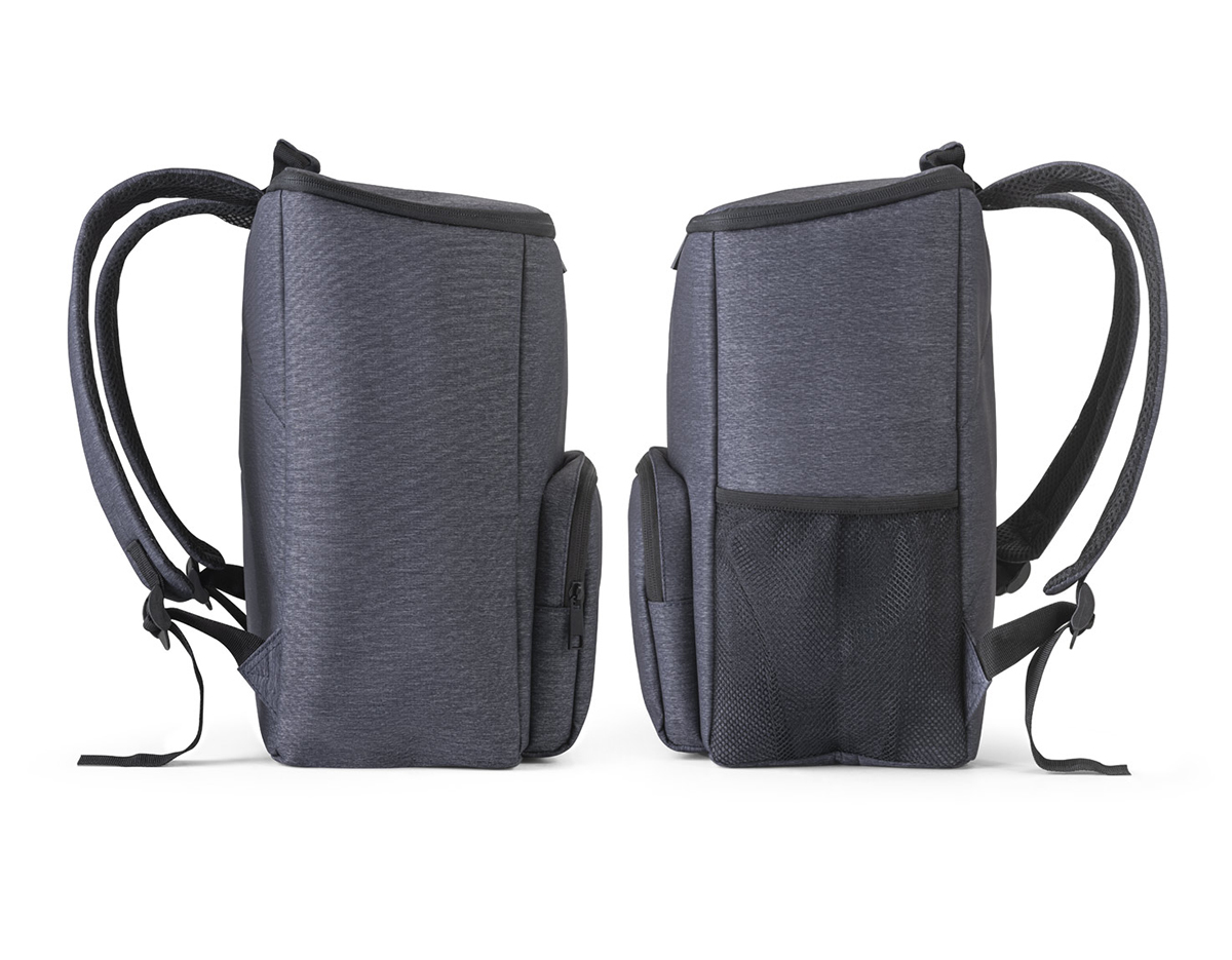 Mochila com isolamento térmico em Nylon 2Tone com interior forrado em PEVA para facilitar a higienização. Contém 1 compartimento principal, 1 bolso frontal com fecho e 1 bolso lateral em tela mesh. Possui um bolso com fecho principal duplo. As alças e as costas são almofadadas. A mochila tem capacidade até 15 L. Certificação EU Food Grade. 290 x 380 x 160 mm