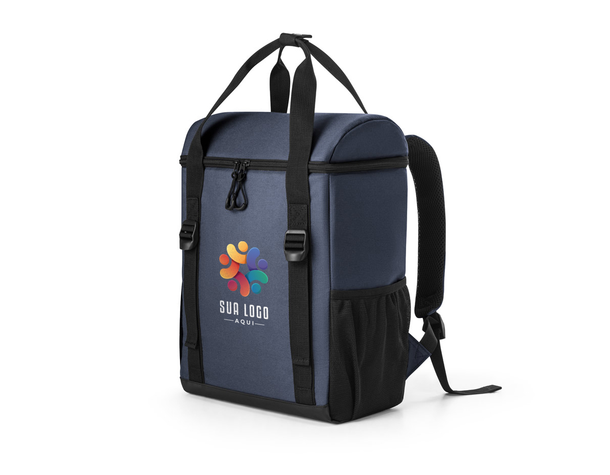 Mochila térmica almofadada em 600D ripstop em poliéster reciclado (100% rPET). É composta por 2 correias frontais que facilitam no transporte de objetos, 1 compartimento principal espaçoso com fecho duplo, 2 bolsos laterais em tela mesh para pequenos objetos e alças ajustáveis para assegurar um maior conforto no transporte. O interior forrado em PEVA garante um bom isolamento térmico permitindo a conservação do frio por mais tempo e a sua higienização. A robustez dos materiais que a compõe conferem-lhe uma grande resistência e durabilidade, pensado para as necessidades do dia a dia. Capacidade até 16 L. Certificação EU Food Grade. 280 x 400 x160 mm