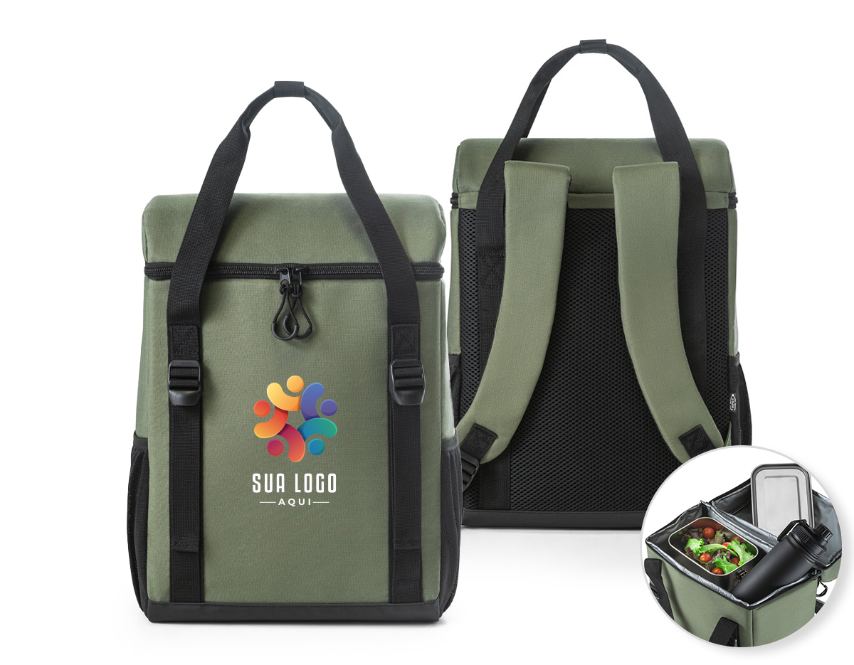 Mochila térmica almofadada em 600D ripstop em poliéster reciclado (100% rPET). É composta por 2 correias frontais que facilitam no transporte de objetos, 1 compartimento principal espaçoso com fecho duplo, 2 bolsos laterais em tela mesh para pequenos objetos e alças ajustáveis para assegurar um maior conforto no transporte. O interior forrado em PEVA garante um bom isolamento térmico permitindo a conservação do frio por mais tempo e a sua higienização. A robustez dos materiais que a compõe conferem-lhe uma grande resistência e durabilidade, pensado para as necessidades do dia a dia. Capacidade até 16 L. Certificação EU Food Grade. 280 x 400 x160 mm