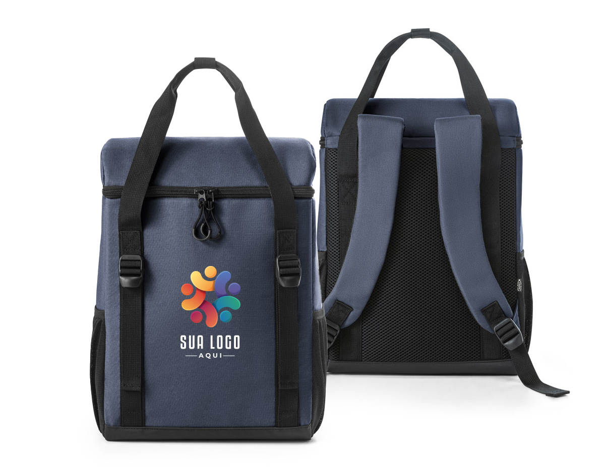 Mochila térmica almofadada em 600D ripstop em poliéster reciclado (100% rPET). É composta por 2 correias frontais que facilitam no transporte de objetos, 1 compartimento principal espaçoso com fecho duplo, 2 bolsos laterais em tela mesh para pequenos objetos e alças ajustáveis para assegurar um maior conforto no transporte. O interior forrado em PEVA garante um bom isolamento térmico permitindo a conservação do frio por mais tempo e a sua higienização. A robustez dos materiais que a compõe conferem-lhe uma grande resistência e durabilidade, pensado para as necessidades do dia a dia. Capacidade até 16 L. Certificação EU Food Grade. 280 x 400 x160 mm