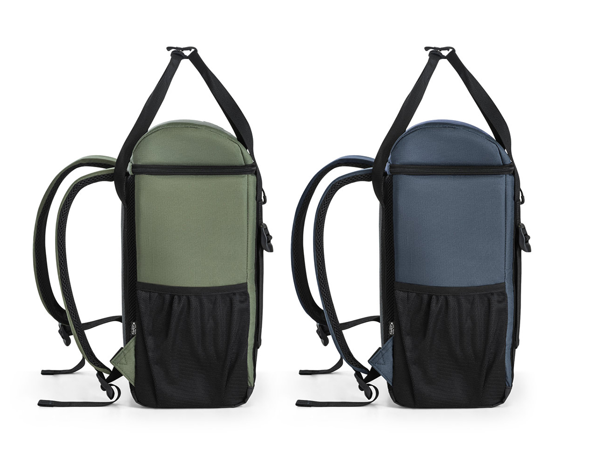 Mochila térmica almofadada em 600D ripstop em poliéster reciclado (100% rPET). É composta por 2 correias frontais que facilitam no transporte de objetos, 1 compartimento principal espaçoso com fecho duplo, 2 bolsos laterais em tela mesh para pequenos objetos e alças ajustáveis para assegurar um maior conforto no transporte. O interior forrado em PEVA garante um bom isolamento térmico permitindo a conservação do frio por mais tempo e a sua higienização. A robustez dos materiais que a compõe conferem-lhe uma grande resistência e durabilidade, pensado para as necessidades do dia a dia. Capacidade até 16 L. Certificação EU Food Grade. 280 x 400 x160 mm