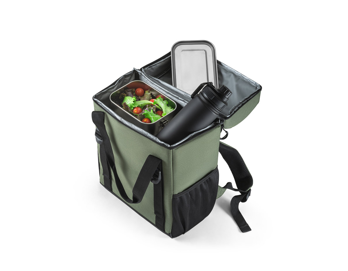 Mochila térmica almofadada em 600D ripstop em poliéster reciclado (100% rPET). É composta por 2 correias frontais que facilitam no transporte de objetos, 1 compartimento principal espaçoso com fecho duplo, 2 bolsos laterais em tela mesh para pequenos objetos e alças ajustáveis para assegurar um maior conforto no transporte. O interior forrado em PEVA garante um bom isolamento térmico permitindo a conservação do frio por mais tempo e a sua higienização. A robustez dos materiais que a compõe conferem-lhe uma grande resistência e durabilidade, pensado para as necessidades do dia a dia. Capacidade até 16 L. Certificação EU Food Grade. 280 x 400 x160 mm
