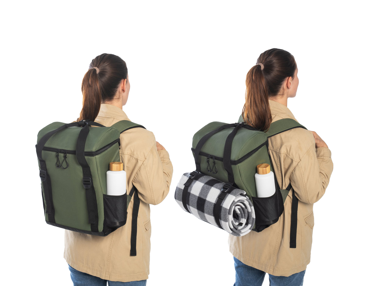 Mochila térmica almofadada em 600D ripstop em poliéster reciclado (100% rPET). É composta por 2 correias frontais que facilitam no transporte de objetos, 1 compartimento principal espaçoso com fecho duplo, 2 bolsos laterais em tela mesh para pequenos objetos e alças ajustáveis para assegurar um maior conforto no transporte. O interior forrado em PEVA garante um bom isolamento térmico permitindo a conservação do frio por mais tempo e a sua higienização. A robustez dos materiais que a compõe conferem-lhe uma grande resistência e durabilidade, pensado para as necessidades do dia a dia. Capacidade até 16 L. Certificação EU Food Grade. 280 x 400 x160 mm