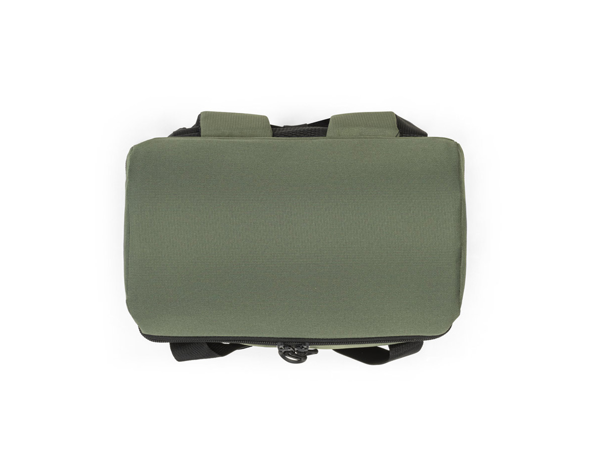 Mochila térmica almofadada em 600D ripstop em poliéster reciclado (100% rPET). É composta por 2 correias frontais que facilitam no transporte de objetos, 1 compartimento principal espaçoso com fecho duplo, 2 bolsos laterais em tela mesh para pequenos objetos e alças ajustáveis para assegurar um maior conforto no transporte. O interior forrado em PEVA garante um bom isolamento térmico permitindo a conservação do frio por mais tempo e a sua higienização. A robustez dos materiais que a compõe conferem-lhe uma grande resistência e durabilidade, pensado para as necessidades do dia a dia. Capacidade até 16 L. Certificação EU Food Grade. 280 x 400 x160 mm