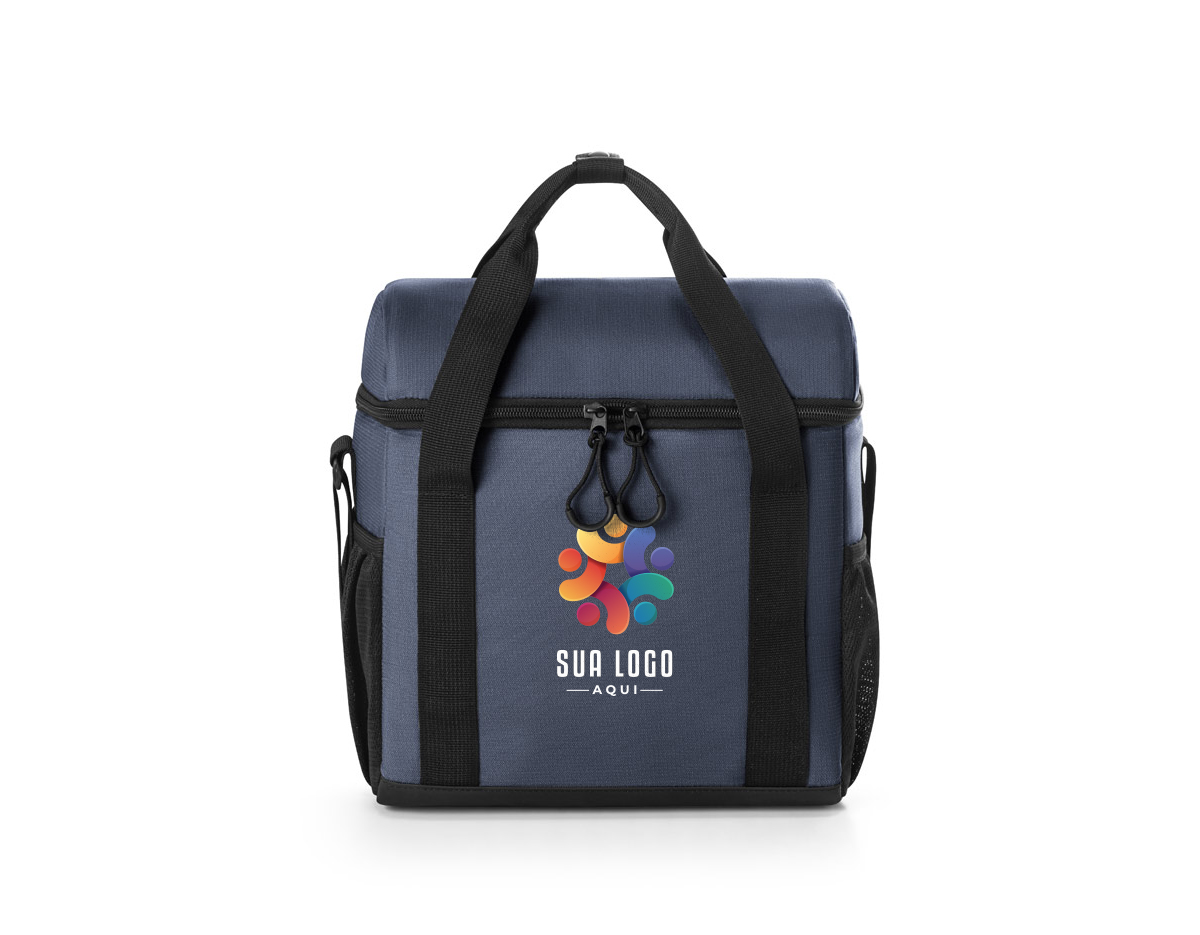 Bolsa térmica almofadada 600D ripstop em poliéster reciclado (100% rPET). Composto por 1 compartimento principal espaçoso com fecho duplo e 2 bolsos laterais em tela mesh para pequenos objetos. O interior forrado em PEVA garante um bom isolamento térmico permitindo a conservação do frio por mais tempo e a sua higienização. A robustez dos materiais que o compõe conferem-lhe uma grande resistência e durabilidade, pensado para as necessidades do dia a dia. Capacidade até 11 L. Certificação EU Food Grade. 260 x 290 x 160 mm
