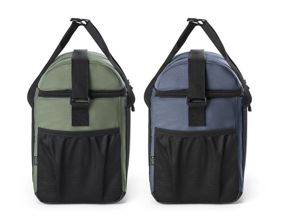 Bolsa térmica almofadada 600D ripstop em poliéster reciclado (100% rPET). Composto por 1 compartimento principal espaçoso com fecho duplo e 2 bolsos laterais em tela mesh para pequenos objetos. O interior forrado em PEVA garante um bom isolamento térmico permitindo a conservação do frio por mais tempo e a sua higienização. A robustez dos materiais que o compõe conferem-lhe uma grande resistência e durabilidade, pensado para as necessidades do dia a dia. Capacidade até 11 L. Certificação EU Food Grade. 260 x 290 x 160 mm